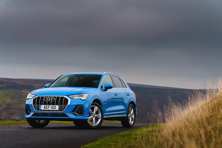  Audi Q3 35 TFSI S-Line (8U) 2018 года  (UK) (фото 2 из 40)